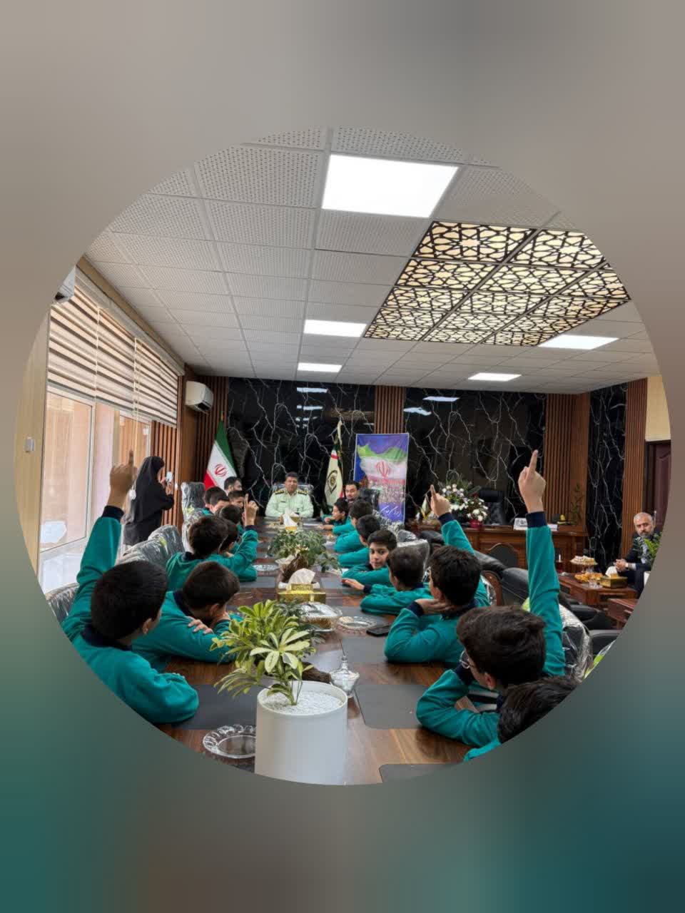 بازدید دانش آموزان از فرماندهی نیروی انتظامی یزد