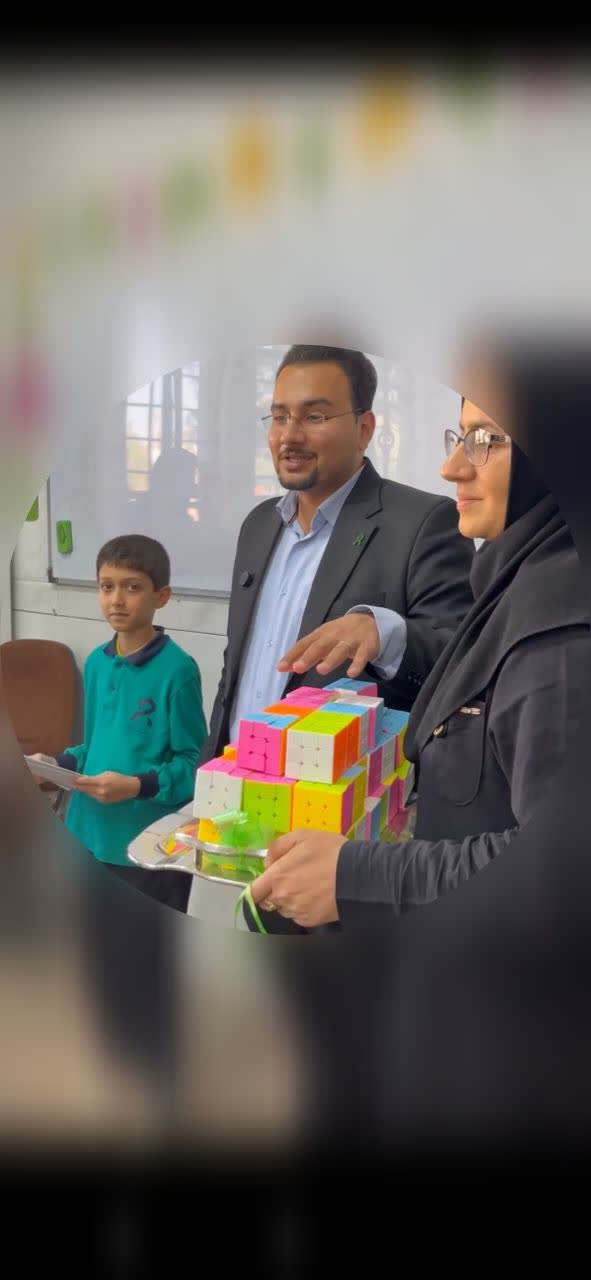 13 آبان؛ لبخند مدیرانه بر چهره دانش آموزان